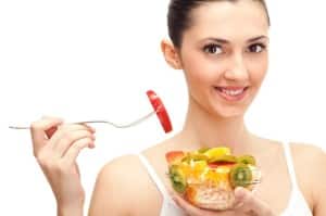 Frau ist leckeren glutenfreien Salat