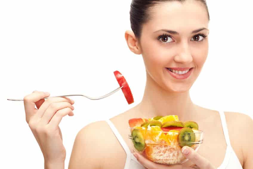 Frau ist leckeren glutenfreien Salat
