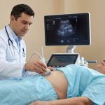 Gastroenterologe beim Patientengespräch in der Klinik - Zöliakie Häufigkeit unterschätzt