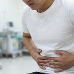 Person hält Hände auf dem Bauch - Unterschied zwischen Reizdarm und Zöliakie, glutenfreie Ernährung bei Reizdarm