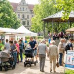 Menschen bei der Welt-Zöliakie-Tag Veranstaltung in Hannover 2013 im Park