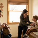 Kind beim Kinderarzt mit Elternteil - Zöliakie Diagnose bei Kindern ohne Magenspiegelung