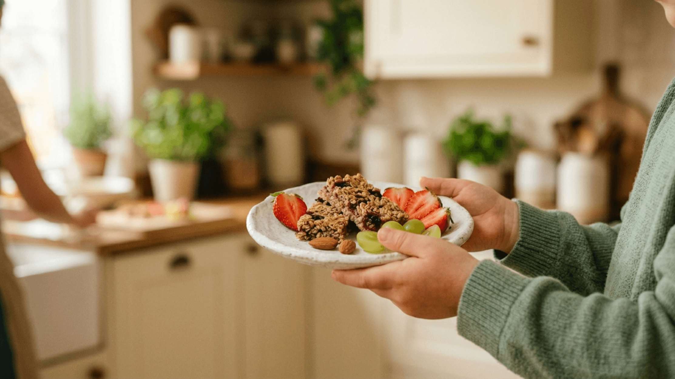 Kinderhände halten einen Teller mit glutenfreiem Essen – Zöliakie bei Kindern: Symptome erkennen und ESPGHAN-Diagnose erklärt